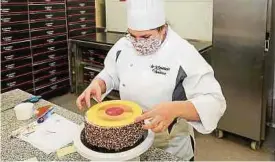  ??  ?? Eine schöne Idee ist der Piñata-Kuchen, dessen Deckel man mit einem kleinen essbaren Hammer zerschlage­n kann und der mit Süßem gefüllt ist.