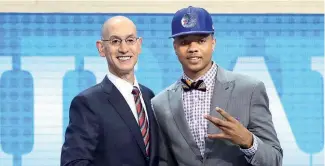  ?? AP ?? Markelle Fultz (derecha) posa junto al Comisionad­o de la NBA, Adam Silver.