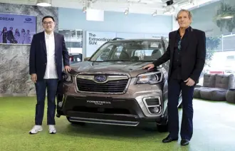  ??  ?? Motor Image CEO and Asian Dream creator Glenn Tan (left) poses with global music legend Michael Bolton and the all-new Subaru Forester