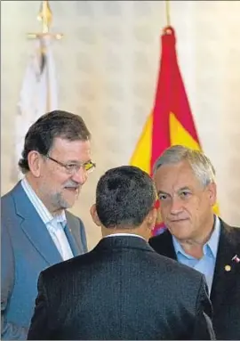  ?? RAÚL ARBOLEDA / AFP ?? Rajoy conversa con los presidente­s de Chile y Perú, en Quito