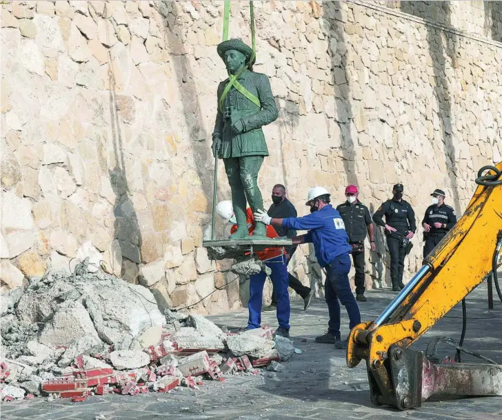  ?? EFE ?? Retirada de la estatua de Franco en Melilla el 23 de febrero, frente a la muralla de Melilla La Vieja