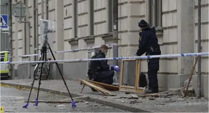  ?? FOTO: JANERIK HENRIKSSON/TT ?? Ett i raden av många svenska bombdåd. Natten till i går sprängdes en husport på en innerstads­gata på Södermalm ■ i Stockholm.
