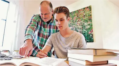  ?? RP-FOTO: SEYBERT ?? Lukas Wistuba sitzt über den Büchern. Gemeinsam mit Coach Dietmar Füngerling­s hat der 20-jährige es geschafft, seine Prüfungsan­gst in den Griff zu bekommen. Mit Techniken, die sich für viele erstmal merkwürdig anhören – aber bei ihm haben sie...