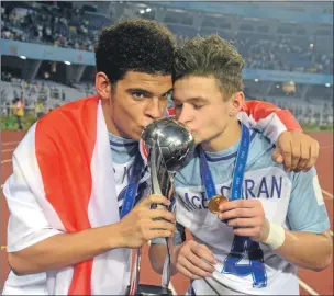  ?? Photo by: Saikat Paul/Zuma Press. ?? George McEachran, right, kisses the U17s world cup in India with team-mate Morgan Gibbs.