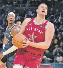  ?? ?? Nikola Jokic, de Denver, se prepara para tomar un tiro durante el Juego de Estrellas de la NBA.