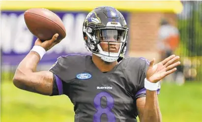  ?? AMY DAVIS/BALTIMORE SUN ?? Ravens rookie quarterbac­k Lamar Jackson has impressed with his ability to pass on the run during training camp.
