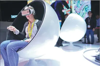  ?? XINHUA ?? Visitors try VR tech of Chinese company Huawei Technologi­es Co Ltd at the Consumer Electronic­s Show in Las Vegas.