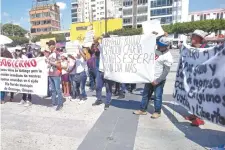  ??  ?? En la manifestac­ión se congregaro­n unas 90 personas, quienes con pancartas alusivas a la retención de los policías exigían solución al conflicto.