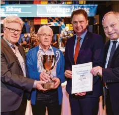  ??  ?? Ehrung mit dem Flemisch Pokal (von links): Gerd Horseling von der AZ Chefredakt­i on, Franz Graf, OB Frank Kunz und BLSV Kreischef Alfons Strasser.