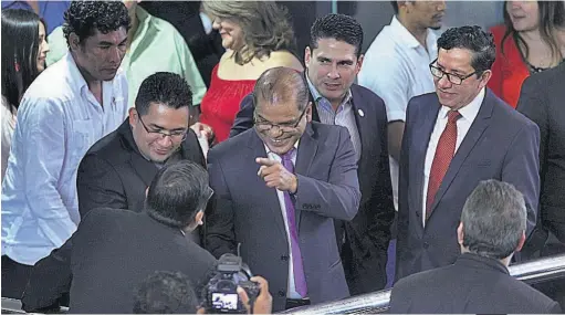  ??  ?? Cabildeo. Óscar Ortiz, vicepresid­ente de la república y secretario técnico; junto al ministro de Obras Publicas, Eliud Ayala, conversan con diputados en la sesión plenaria de esta semana.