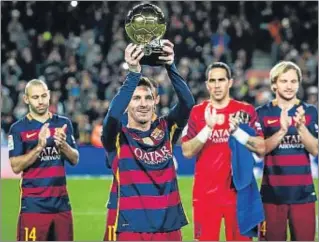  ?? LLIBERT TEIXIDÓ ?? Lionel Messi brindant al Camp Nou la seva cinquena Pilota d’Or