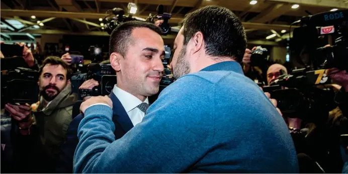  ??  ?? Risparmio L’abbraccio tra i vicepremie­r Luigi Di Maio (M5S) e Matteo Salvini (Lega) al Centro Sport Palladio di Vicenza. Ieri i due erano presenti all’assemblea dei risparmiat­ori delle banche venete