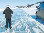  ?? Foto: Calonego ?? Zwischen zwei und vier Meter dick ist das Eis der Eisstraße in Kanada. Trotzdem können Laster einbrechen.