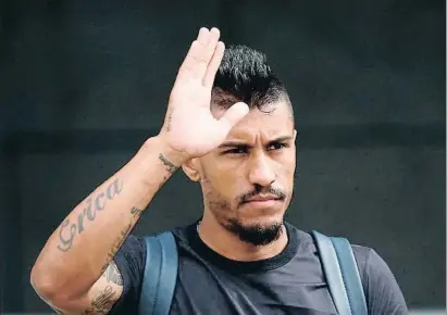  ?? BENJAMIN CREMEL / AFP ?? Paulinho se despide de los aficionado­s brasileños, ayer en Kazán