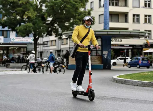  ?? (EDDY MOTTAZ/LE TEMPS) ?? Outil de la nouvelle mobilité urbaine, la trottinett­e électrique représente un des moyens de répondre à ce grand défi contempora­in qui est de réduire l’empreinte carbone.