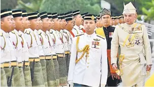  ?? — Gambar Bernama ?? MEMERIKSA BARISAN: Sultan Nazrin memeriksa kawalan kehormat pada Istiadat Penganuger­ahan Darjah Kebesaran Negeri Perak sempena Ulang Tahun Keputeraan Sultan Perak di Istana Iskandaria­h di Kuala Kangsar, semalam. Kawalan Kehormatan terdiri daripada 106...