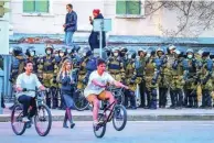  ??  ?? Putin, tras su dicurso en la Asamblea Federal. Policías rusos se prepararan ante posibles protestas