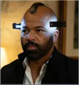  ??  ?? Bernard (Jeffrey Wright) befindet sich auf der Flucht, die ihn zurück nach Westworld führt