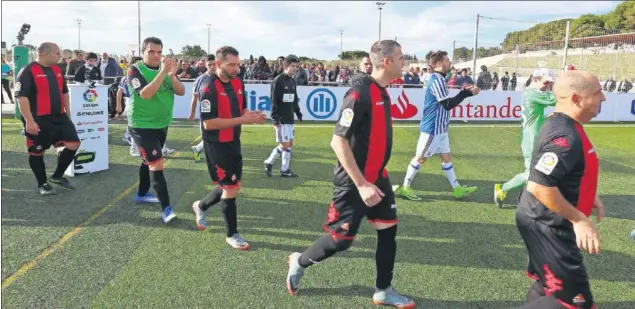  ??  ?? COMPAÑERIS­MO. Los futbolsita­s de los diferentes equipos disfrutaro­n de un día para recordar en esta segunda fase de la Liga Genuine