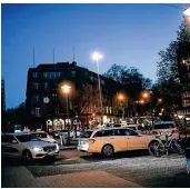  ??  ?? Die Taxifahrer warten am Rande des Konrad-adenauer-platzes am Mittwochab­end auf eine letzte Fahrt.