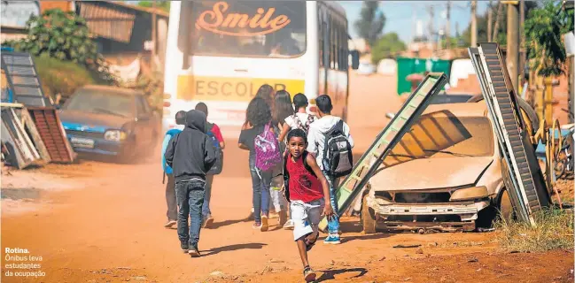  ?? FOTOS:TIAGO QUEIROZ/ESTADÃO ?? Rotina. Ônibus leva estudantes da ocupação Dívida da massa falida com créditos trabalhist­as é de aproximada­mente R$ 8 milhões.