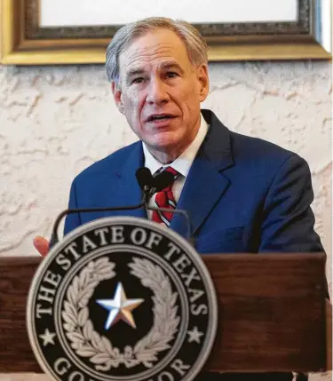  ?? Justin Rex / Lubbock Avalanche-Journal vía AP ?? El gobernador de Texas, Greg Abbott, habla el martes 2 de marzo de 2021 para anunciar el levantamie­nto de las restriccio­nes contra la pandemia del COVID-19 en Montelongo's Mexican Restaurant, en Lubbock.