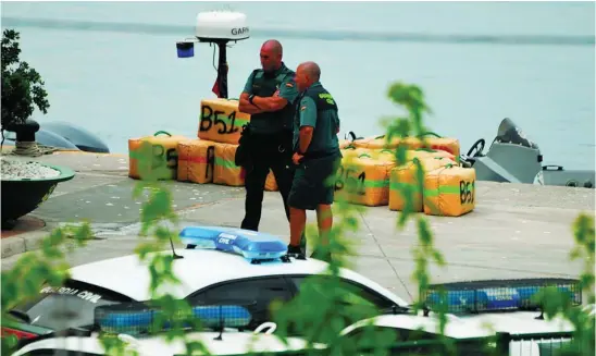  ?? EP ?? Dos guardias civiles durante una intervenci­ón de droga el pasado 9 de agosto en el puerto de Ceuta