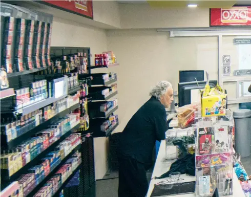  ??  ?? El artista Gabriel Orozco atendiendo a la prensa en su
Oroxxo, en la galería kurimanzut­to. Arriba, a la derecha, una de las obras.