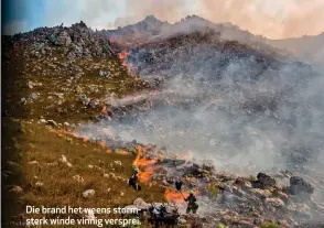  ??  ?? Die brand het weens stormsterk winde vinnig versprei.