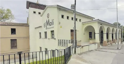  ?? JOSEP CARDA ?? El alcalde Benlloch decide licitar la explotació­n del restaurant­e El Molí, cerrado desde hace meses, a la espera de lanzar un proyecto de reforma integral.
