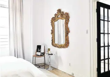  ?? TNS ?? A bold single ornate mirror makes a statement.