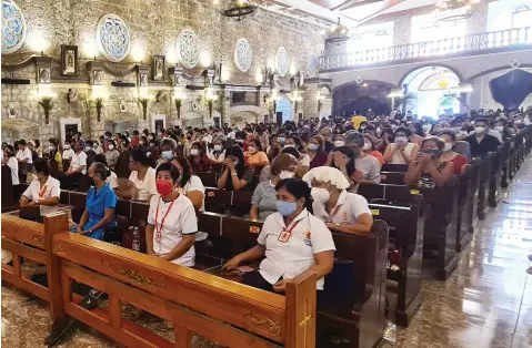  ?? (Chris Navarro) ?? HOLY WEEK.
Catholic devotees attend mass at the Nuestra Señora del Pilar Parish Church in San Simon, Pampanga as the whole Christian nation observes the Lenten season.