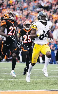  ?? ALBERT CESARE/THE ASSOCIATED PRESS ?? Antonio Brown’s last-minute touchdown won the game 28-21 for Pittsburgh over Cincinnati.