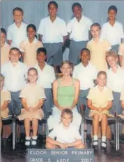  ?? HT PHOTO ?? Lungi Ngidi (back row, second from right) in Ms Taryn’s class at Kloof Senior Primary School. She now teaches at Highbury.