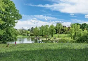  ?? ?? PIÙ GREEN La veduta di un parco pubblico in Piemonte, a Torino. La Ue è pronta a finanziare l’incremento del verde in 14 città.
