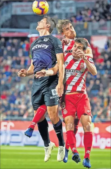  ??  ?? PELEA. Carrillo pugna por el balón con Pere Pons y Muniesa, ayer, durante el Girona-Leganés.