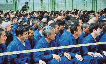 ??  ?? GAMBAR sebahagian daripada lebih sejuta etnik Uighur dalam kem pemulihan di Xinjiang, China, yang berjaya dirakam Human Rights Watch (HRW) tahun lalu. - HRW