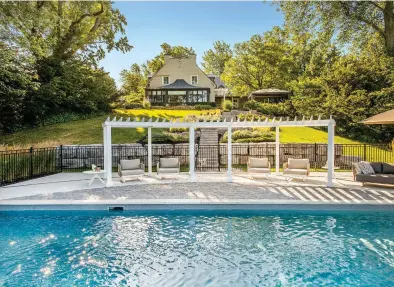  ??  ?? Des zones distinctes (palier avec pavillon, escaliers et enrochemen­ts, terrasse et pergola) ont été aménagées afin de créer un rapprochem­ent entre la piscine et la maison, ce qui permet de sentir la proximité du fleuve.