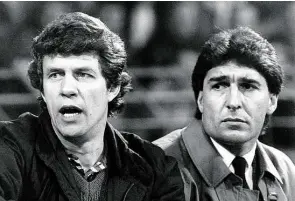  ?? BILD: IMAGO ?? Mai 1981: Manager Rudi Assauer (rechts) sitzt mit Trainer Otto Rehhagel auf der Bank von Werder Bremen.