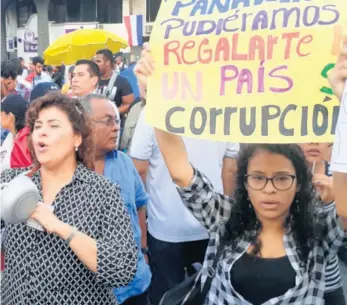  ??  ?? »
La Asamblea Nacional ha sido el blanco de las manifestac­iones que llegaron a su tercera semana.