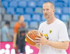 ?? FOTO: DPA ?? Alles im Griff: Henrik Rödl ist neuer Bundestrai­ner der deutschen Basketball­er.