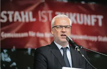  ??  ?? Im Mai 2017 solidarisi­erte sich Garrelt Duin als NRW-Wirtschaft­sminister auf einer Demonstrat­ion in Duisburg mit den Thyssenkru­pp-Beschäftig­ten. Nun gibt der Konzern ihm einen Job.