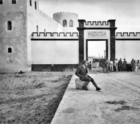  ??  ?? Le pilote, photograph­e et écrivain suisse Walter Mittelholz­er devant la muraille d’enceinte du fort espagnol de Cap Juby, aujourd’hui Tarfaya. Décembre 1930-janvier 1931. © Eth-bibliothek Zürich