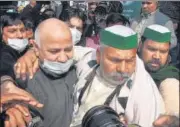  ??  ?? Delhi deputy CM Manish Sisodia with farmer leader Rakesh Tikait (right) at the Ghazipur protest on Friday.
