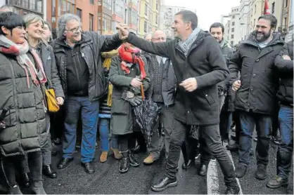  ?? Foto: González ?? Joan Tardà y Arnaldo Otegi se saludan efusivamen­te poco antes de arrancar la marcha.