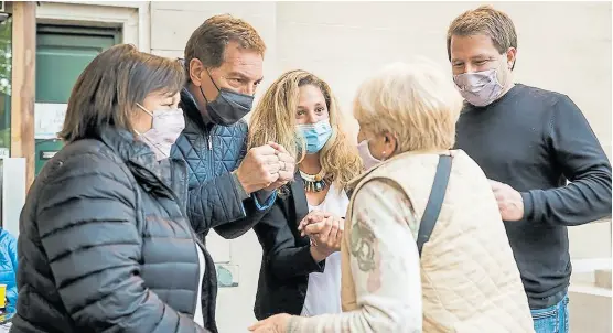  ?? Prensa juntos ?? Santilli, el primer candidato de Juntos, almorzó con vidalistas y se mostró con Graciela Ocaña en San Fernando