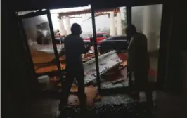  ?? FOTO: GERALD HERBERT, AP, NTB SCANPIX ?? KAOS: Baldakinen utenfor dette hoteller på Panama Beach kollapset da orkanen passerte.