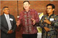  ?? DIPTA WAHYU/JAWA POS ?? SHARING ILMU: Konsul Jendral Australia untuk Indonesia di Surabaya Chris Barnes (tengah) di Universita­s Widya Mandala Surabaya kemarin.
