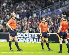  ?? Photo Icon Sport ?? L’arbitre anglais, Wayne Barnes, a été mis en cause indirectem­ent par Rassie Erasmus sur certaines décisions.