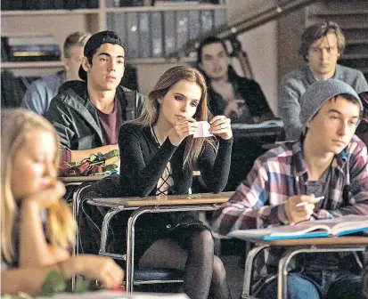  ??  ?? Die Rose des heimlichen Verehrers birgt eine ebensolche Botschaft. Doch ein neues Kleid macht für Zoey Deutch in „Before I Fall“noch keinen neuen Tag.